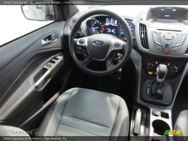 Ingot Silver Metallic / Charcoal Black 2016 Ford Escape SE