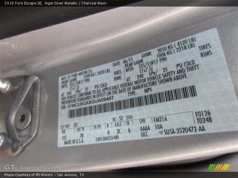 Ingot Silver Metallic / Charcoal Black 2016 Ford Escape SE