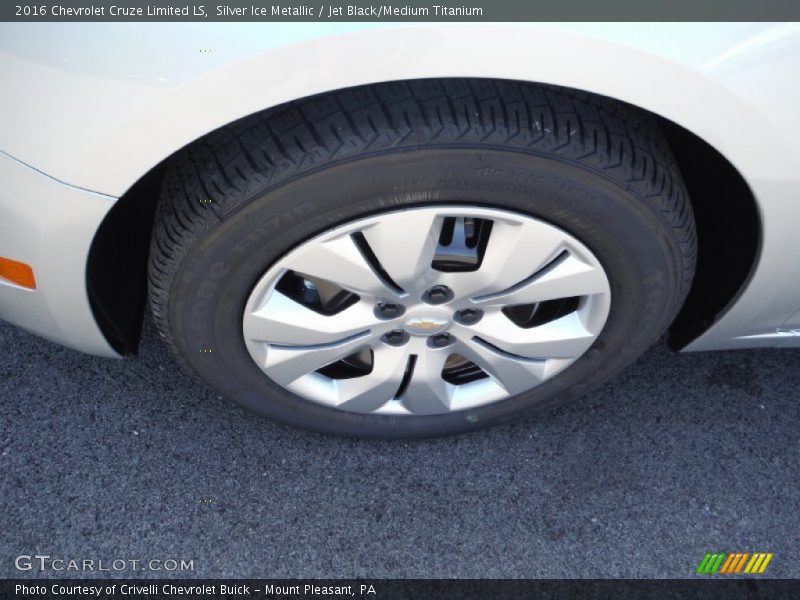 Silver Ice Metallic / Jet Black/Medium Titanium 2016 Chevrolet Cruze Limited LS