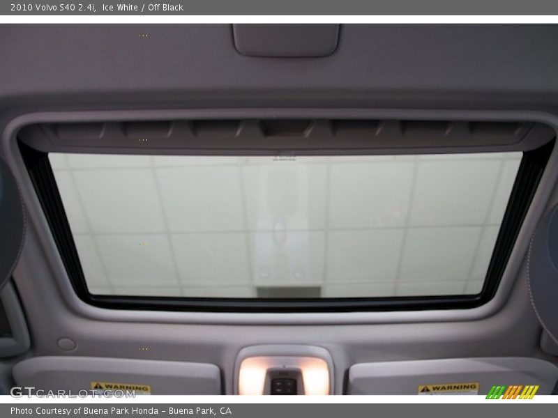 Ice White / Off Black 2010 Volvo S40 2.4i