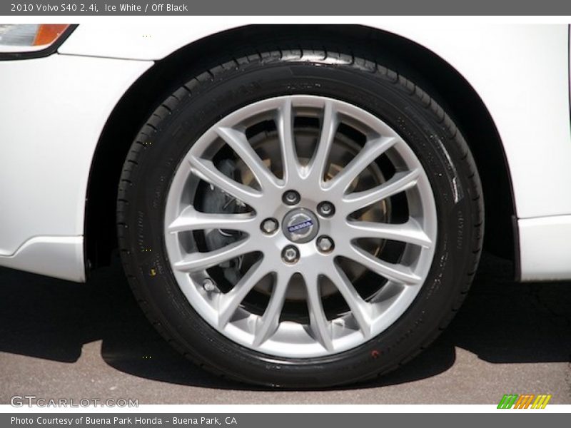 Ice White / Off Black 2010 Volvo S40 2.4i
