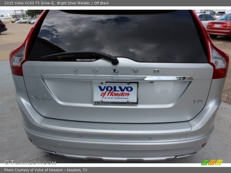 Bright Silver Metallic / Off Black 2015 Volvo XC60 T5 Drive-E