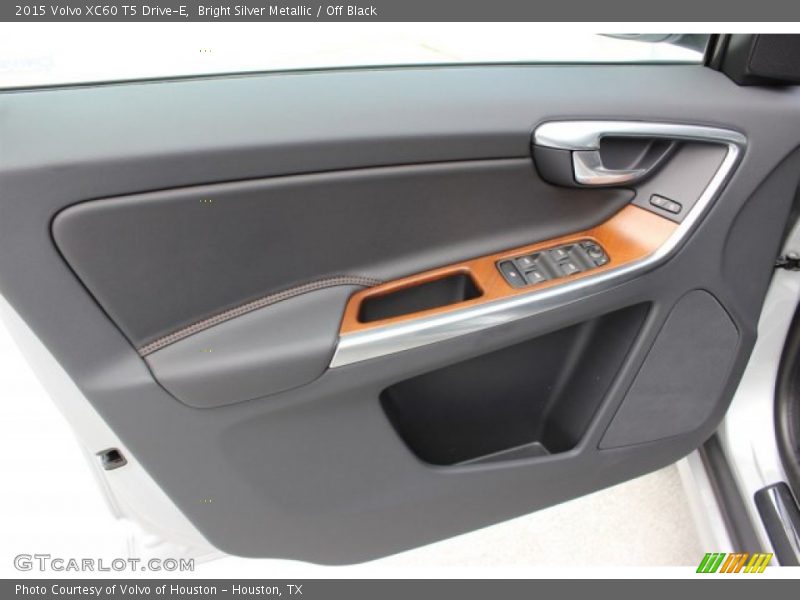 Bright Silver Metallic / Off Black 2015 Volvo XC60 T5 Drive-E