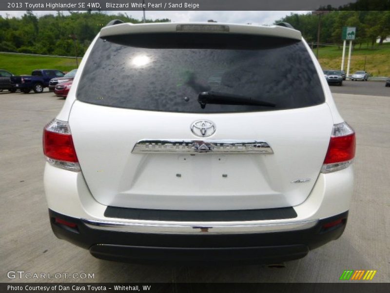 Blizzard White Pearl / Sand Beige 2013 Toyota Highlander SE 4WD