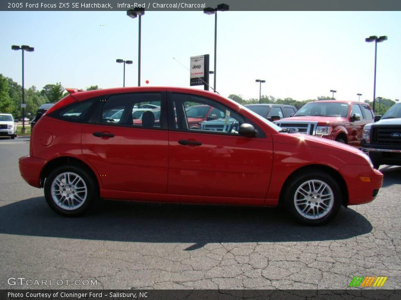 Infra-Red / Charcoal/Charcoal 2005 Ford Focus ZX5 SE Hatchback