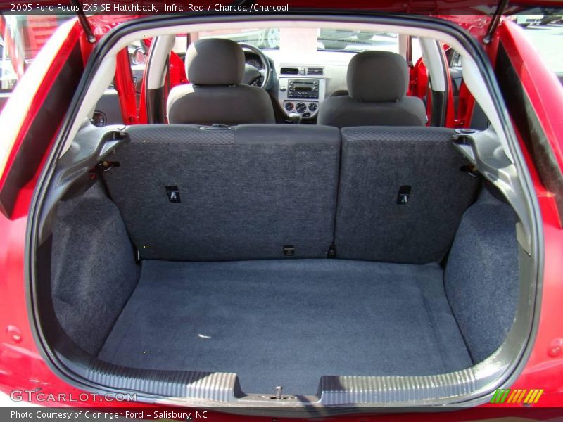 Infra-Red / Charcoal/Charcoal 2005 Ford Focus ZX5 SE Hatchback