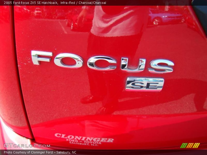 Infra-Red / Charcoal/Charcoal 2005 Ford Focus ZX5 SE Hatchback