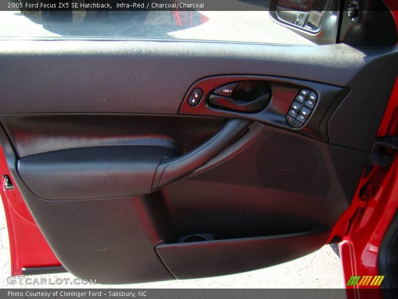 Infra-Red / Charcoal/Charcoal 2005 Ford Focus ZX5 SE Hatchback