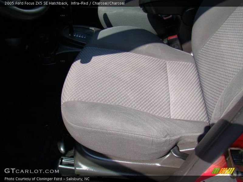 Infra-Red / Charcoal/Charcoal 2005 Ford Focus ZX5 SE Hatchback