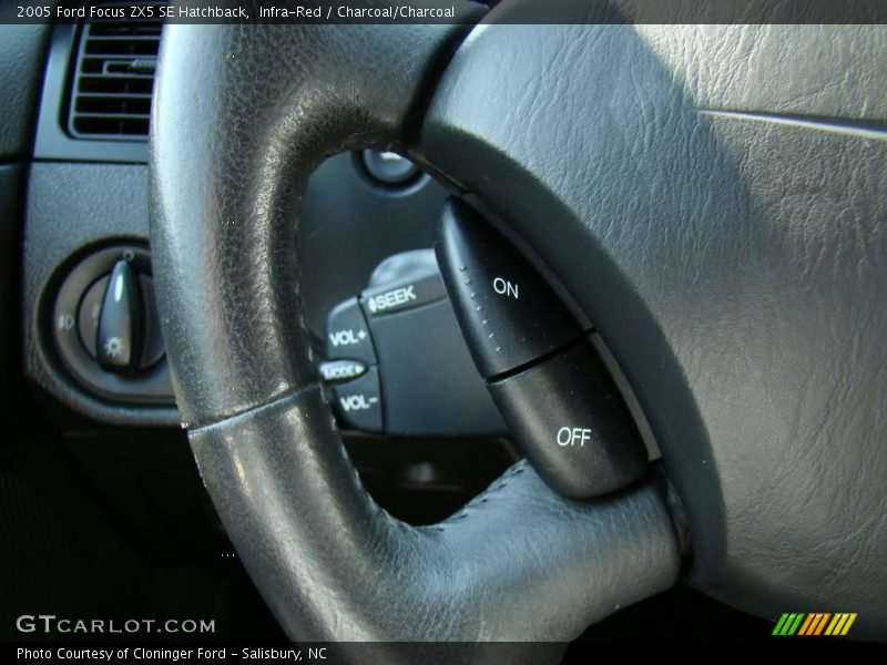 Infra-Red / Charcoal/Charcoal 2005 Ford Focus ZX5 SE Hatchback