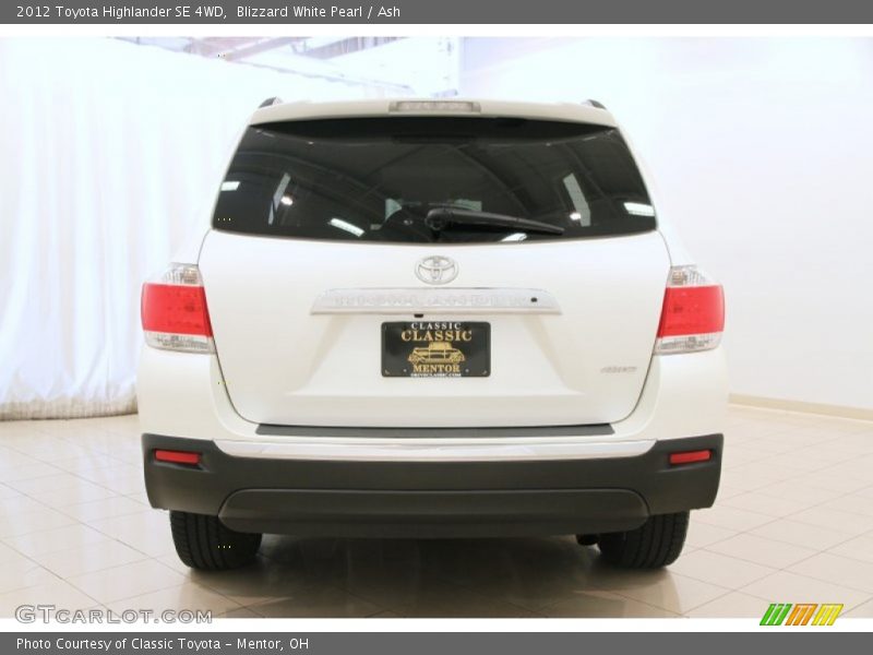 Blizzard White Pearl / Ash 2012 Toyota Highlander SE 4WD