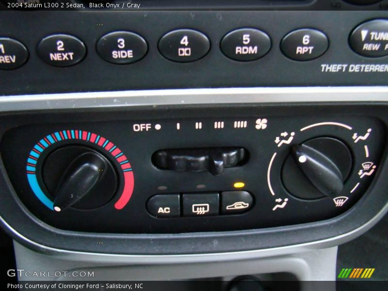 Black Onyx / Gray 2004 Saturn L300 2 Sedan