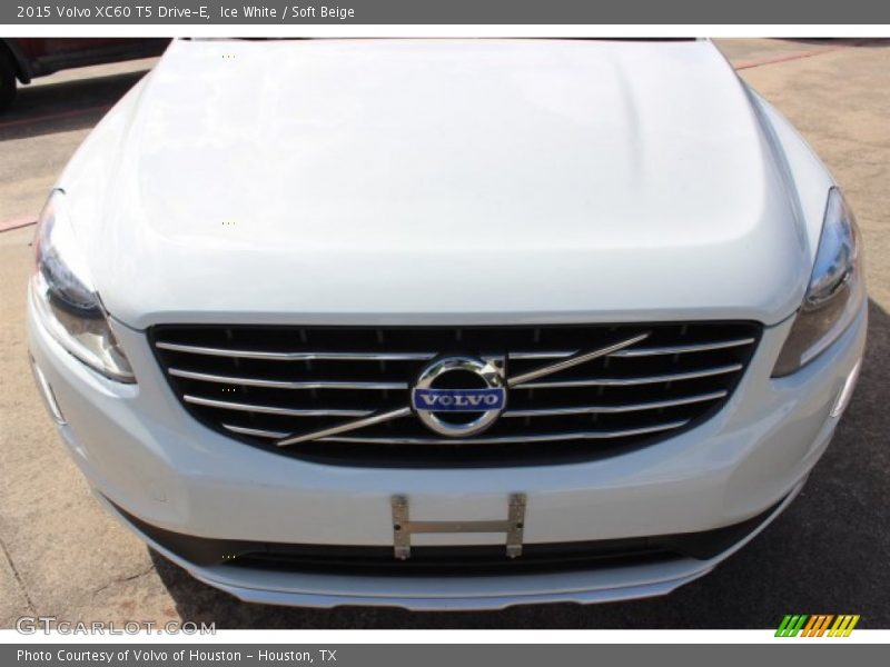 Ice White / Soft Beige 2015 Volvo XC60 T5 Drive-E