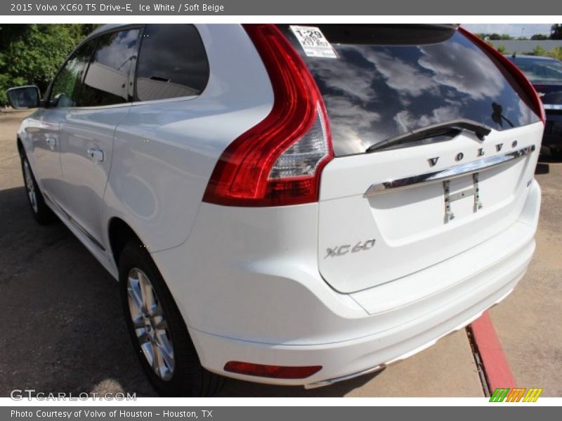 Ice White / Soft Beige 2015 Volvo XC60 T5 Drive-E