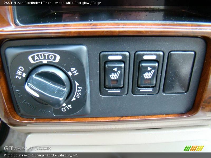Aspen White Pearlglow / Beige 2001 Nissan Pathfinder LE 4x4
