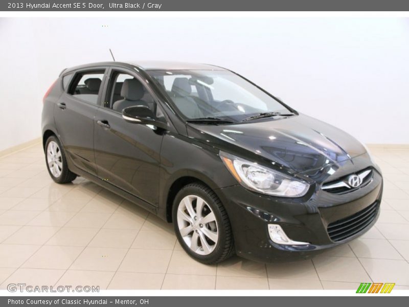 Ultra Black / Gray 2013 Hyundai Accent SE 5 Door