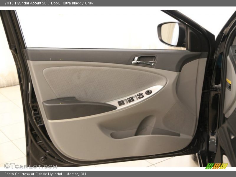 Ultra Black / Gray 2013 Hyundai Accent SE 5 Door