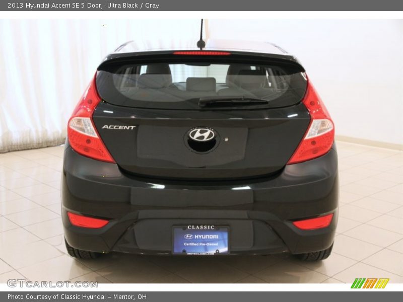 Ultra Black / Gray 2013 Hyundai Accent SE 5 Door