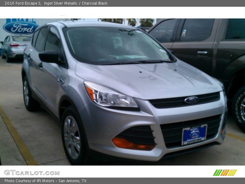 Ingot Silver Metallic / Charcoal Black 2016 Ford Escape S