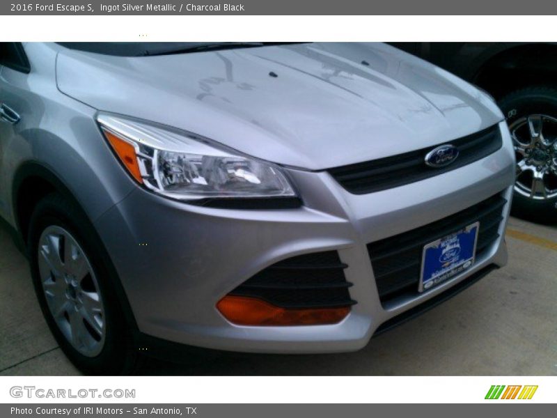 Ingot Silver Metallic / Charcoal Black 2016 Ford Escape S