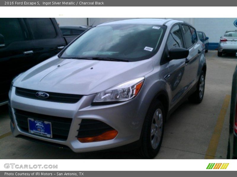 Ingot Silver Metallic / Charcoal Black 2016 Ford Escape S