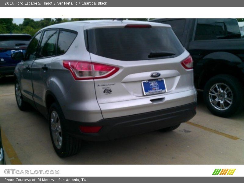 Ingot Silver Metallic / Charcoal Black 2016 Ford Escape S
