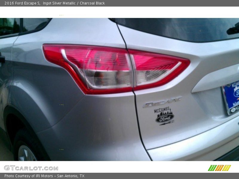 Ingot Silver Metallic / Charcoal Black 2016 Ford Escape S