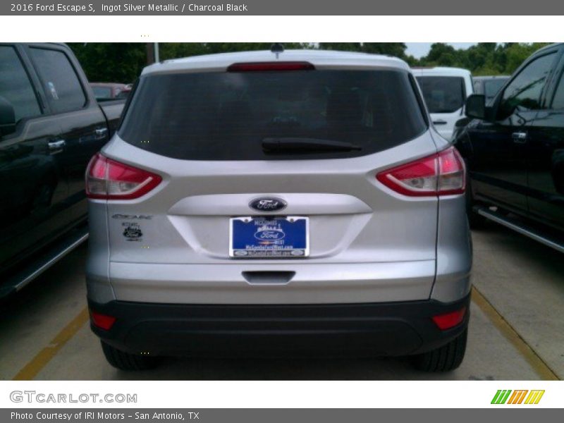 Ingot Silver Metallic / Charcoal Black 2016 Ford Escape S
