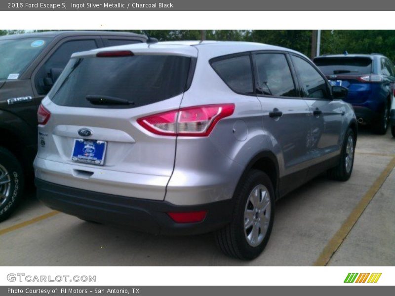 Ingot Silver Metallic / Charcoal Black 2016 Ford Escape S