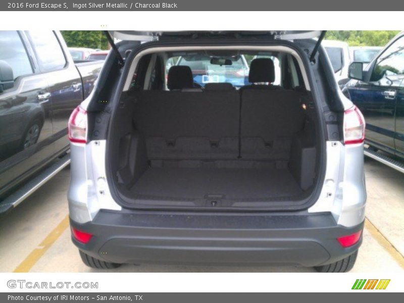Ingot Silver Metallic / Charcoal Black 2016 Ford Escape S
