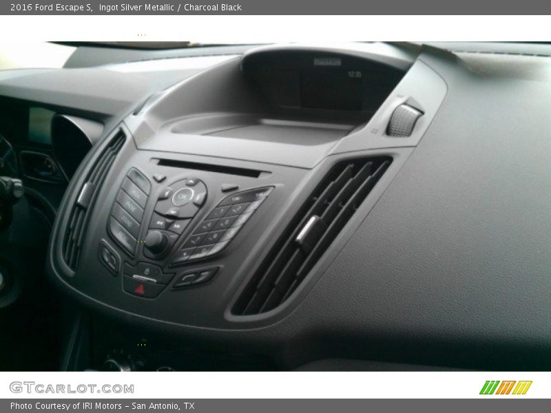 Ingot Silver Metallic / Charcoal Black 2016 Ford Escape S