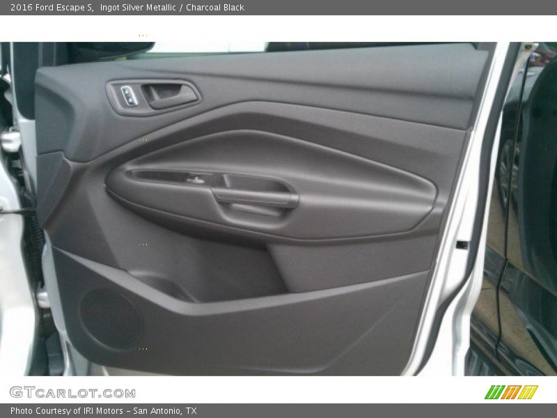 Ingot Silver Metallic / Charcoal Black 2016 Ford Escape S