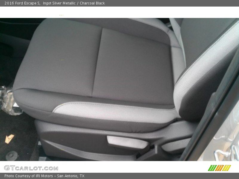 Ingot Silver Metallic / Charcoal Black 2016 Ford Escape S