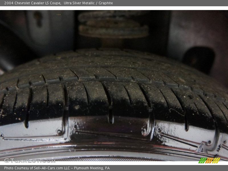 Ultra Silver Metallic / Graphite 2004 Chevrolet Cavalier LS Coupe