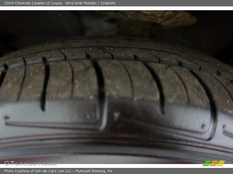 Ultra Silver Metallic / Graphite 2004 Chevrolet Cavalier LS Coupe