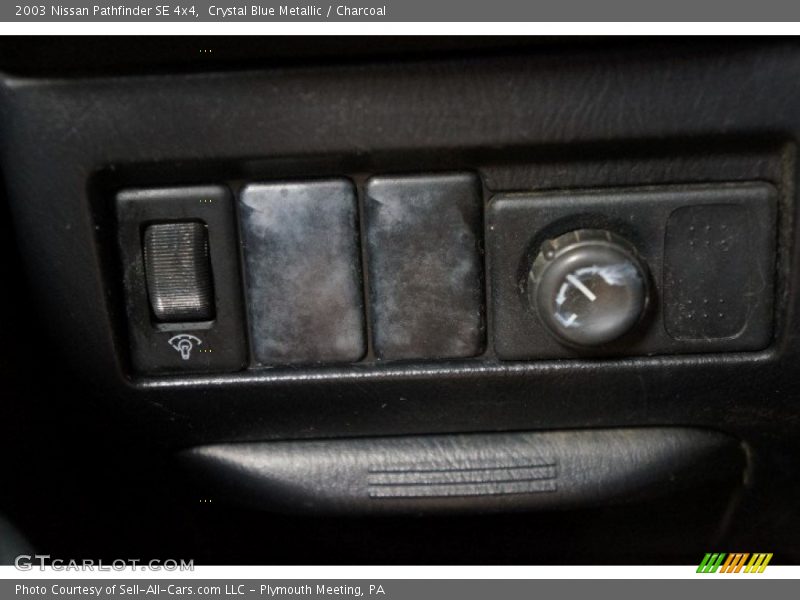 Crystal Blue Metallic / Charcoal 2003 Nissan Pathfinder SE 4x4