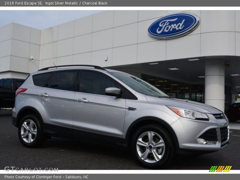 Front 3/4 View of 2016 Escape SE