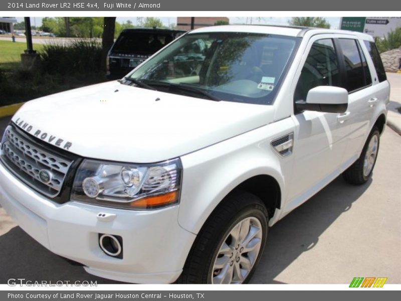 Front 3/4 View of 2014 LR2 HSE 4x4