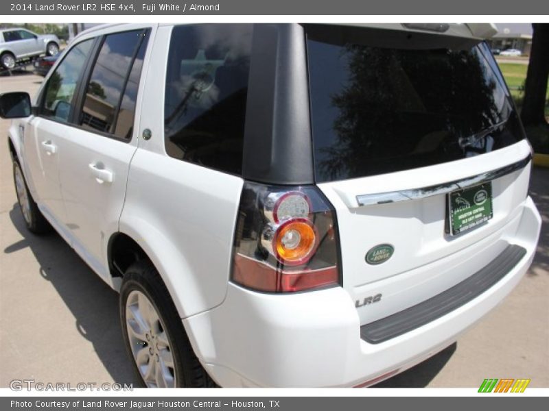 Fuji White / Almond 2014 Land Rover LR2 HSE 4x4