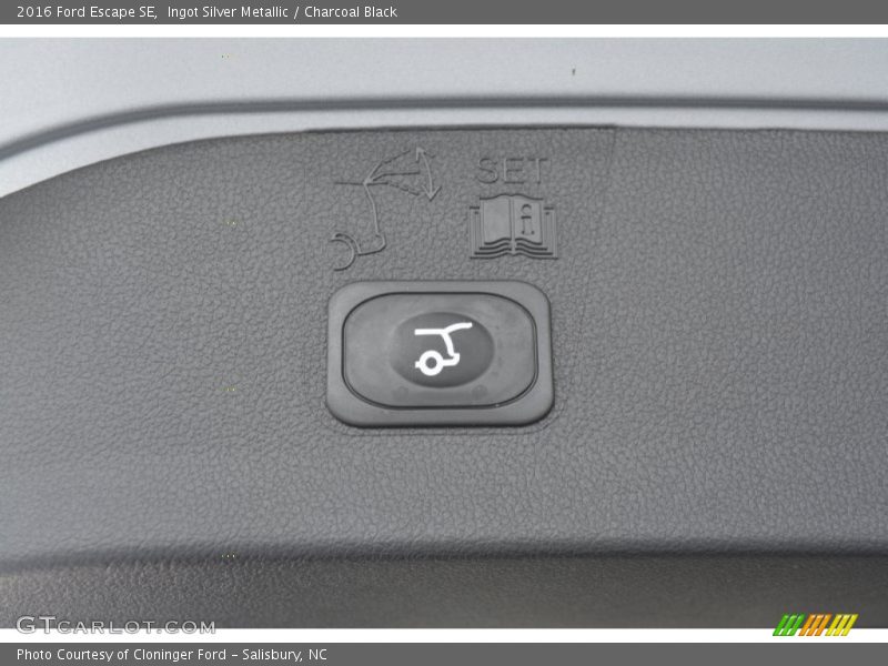 Ingot Silver Metallic / Charcoal Black 2016 Ford Escape SE
