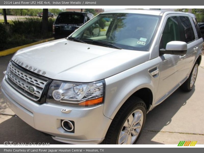 Front 3/4 View of 2014 LR2 HSE 4x4