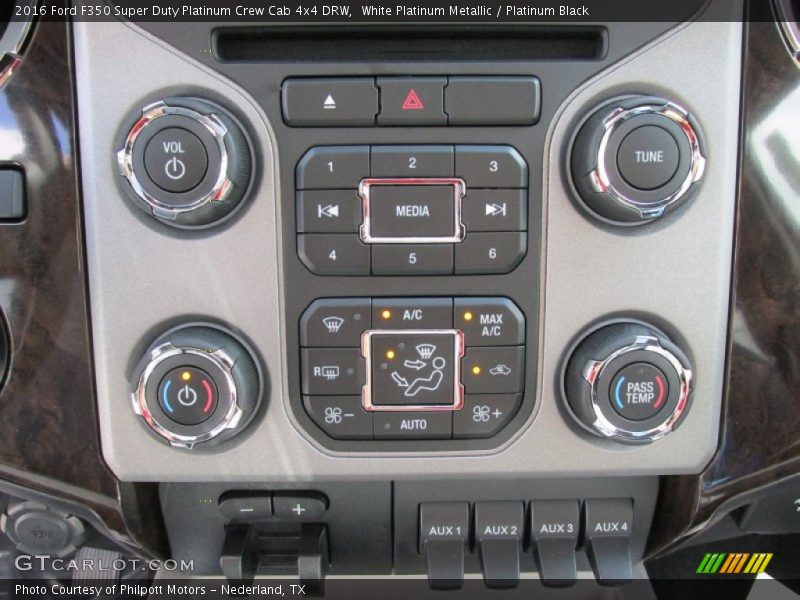 Controls of 2016 F350 Super Duty Platinum Crew Cab 4x4 DRW