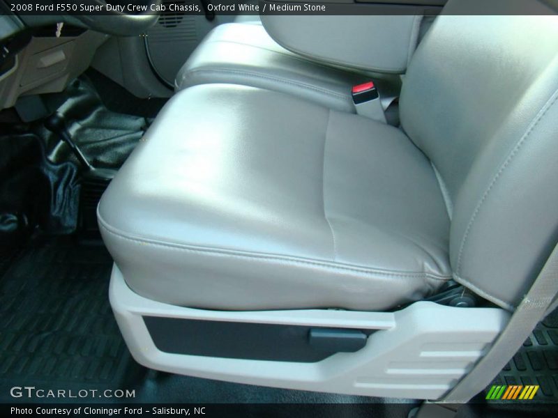 Oxford White / Medium Stone 2008 Ford F550 Super Duty Crew Cab Chassis