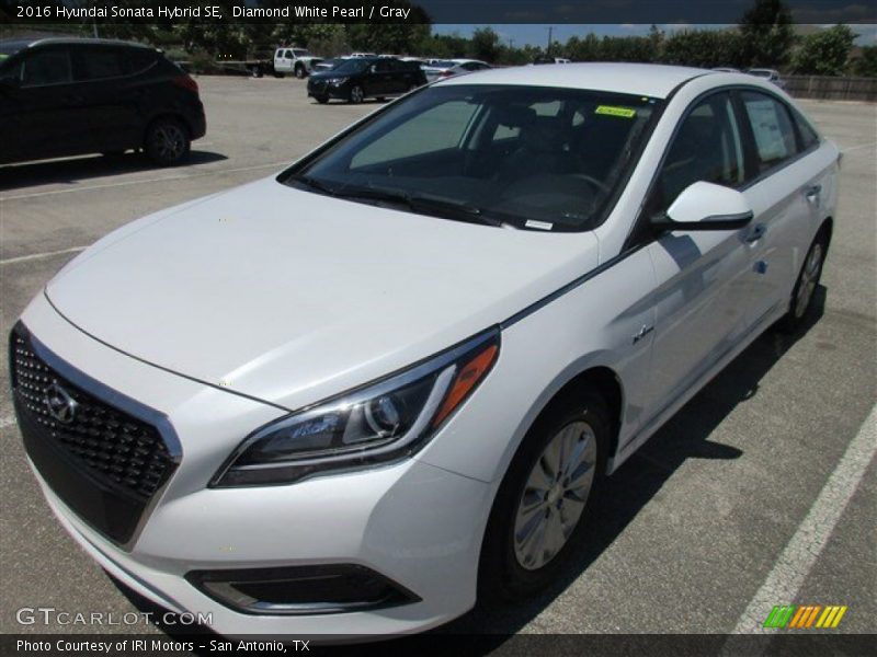 Front 3/4 View of 2016 Sonata Hybrid SE