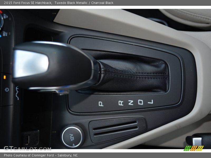 Tuxedo Black Metallic / Charcoal Black 2015 Ford Focus SE Hatchback