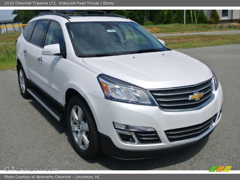 Front 3/4 View of 2016 Traverse LTZ