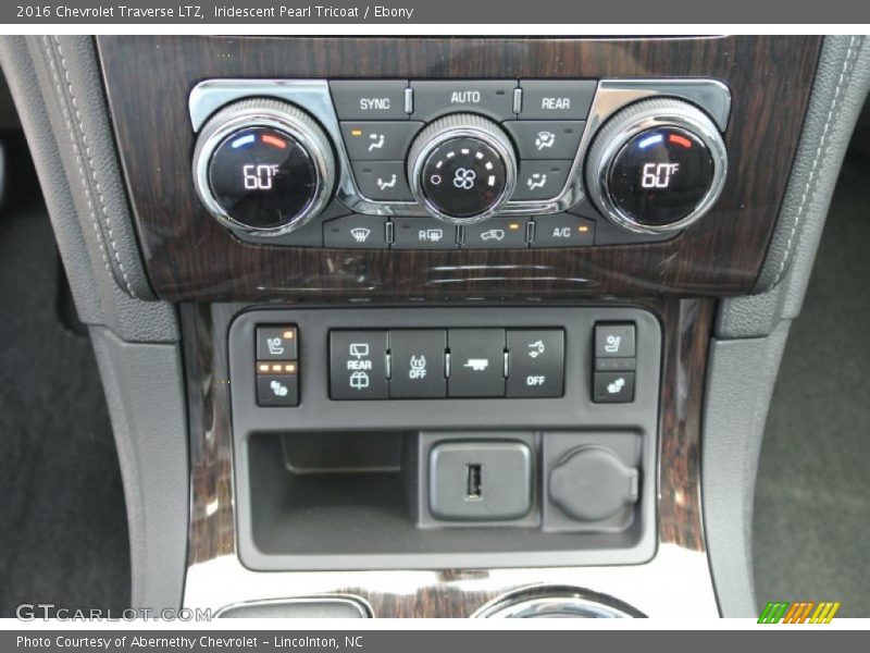 Iridescent Pearl Tricoat / Ebony 2016 Chevrolet Traverse LTZ