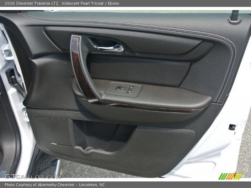 Iridescent Pearl Tricoat / Ebony 2016 Chevrolet Traverse LTZ