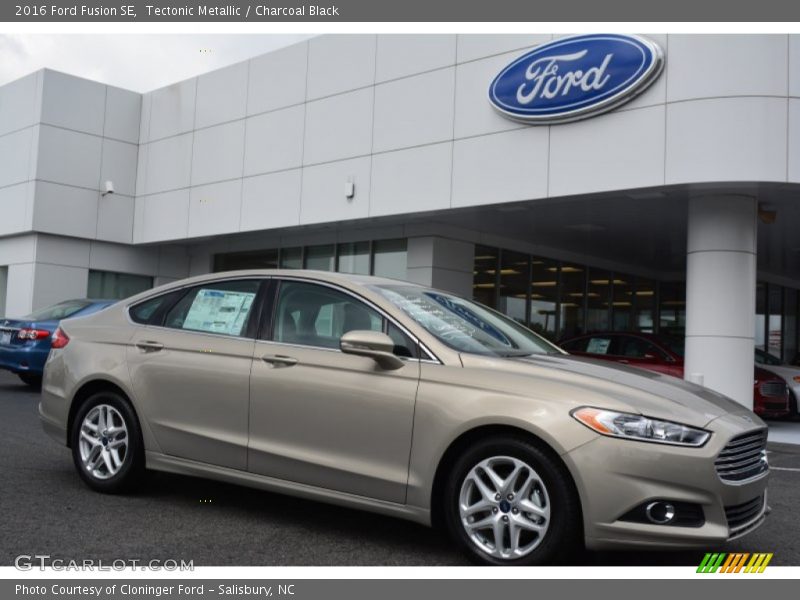 Front 3/4 View of 2016 Fusion SE