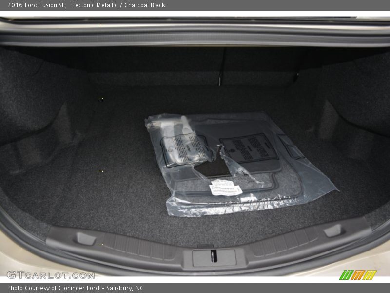 Tectonic Metallic / Charcoal Black 2016 Ford Fusion SE